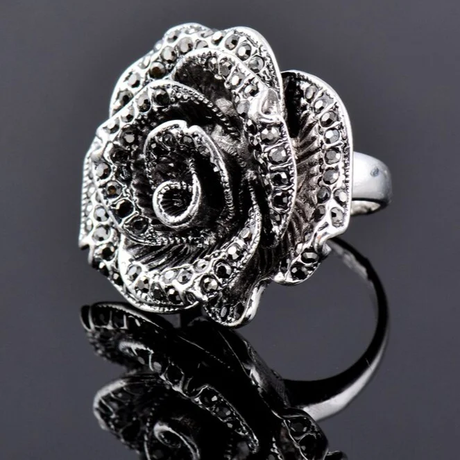 anillo flor vintage negro