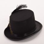 sombrero con pluma negro
